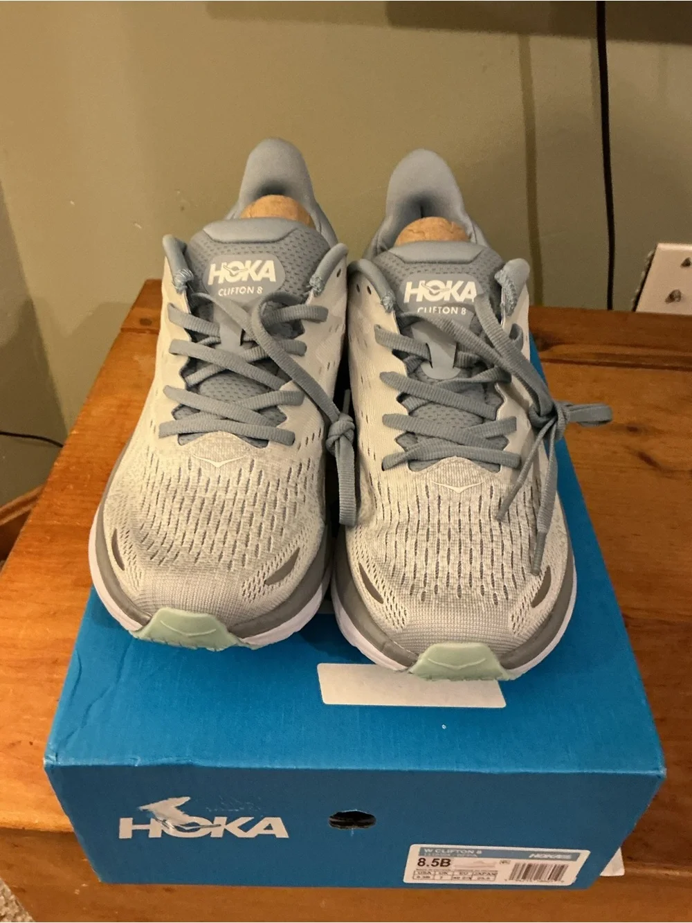 Hoka One One Clifton 8 Lightweight Gray Lace-Up Sneakers women’s 8.5